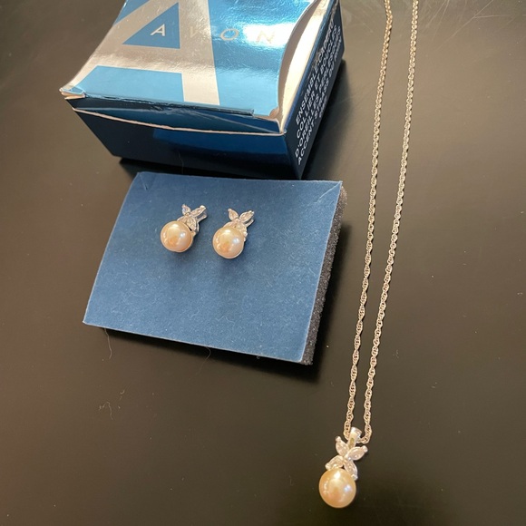 Avon Silver Pearl and Rhinestone Jewelry Set - New in Box - Picture 4 of 7